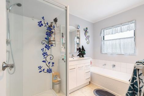 Photo of property in 52 Hewlett Road, Massey, Auckland, 0614