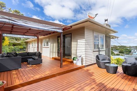 Photo of property in 16 Griffiths Grove, Newlands, Wellington, 6037