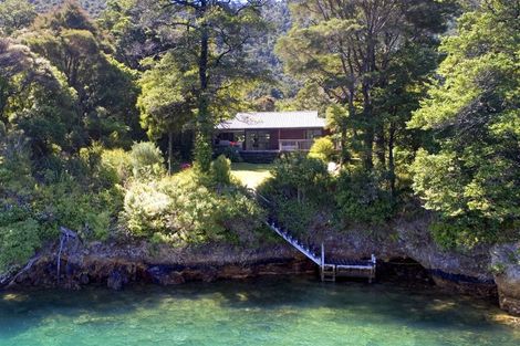 Photo of property in 19 Kamahi Road, Tennyson Inlet, 7195