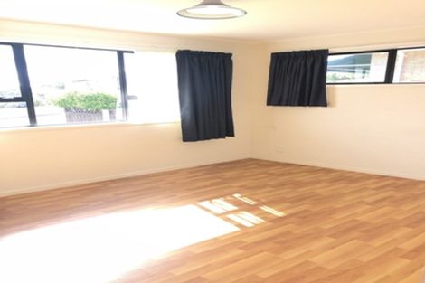 Photo of property in 14 Gwenand Place, Botany Downs, Auckland, 2010
