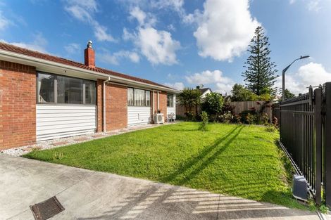 Photo of property in 9 Gwendoline Avenue, Te Atatu Peninsula, Auckland, 0610