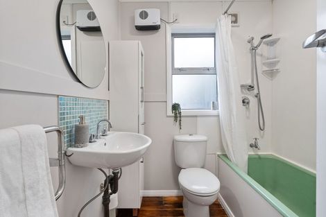 Photo of property in 66 Hungerford Road, Houghton Bay, Wellington, 6023