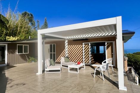 Photo of property in 15 Piha Road, Piha, New Lynn, 0772