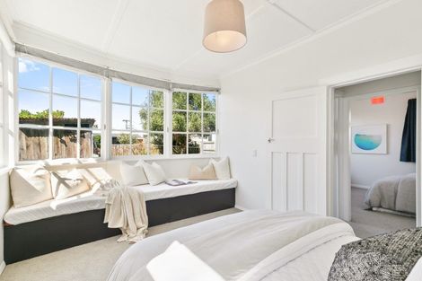 Photo of property in 174 Queens Drive, Lyall Bay, Wellington, 6022