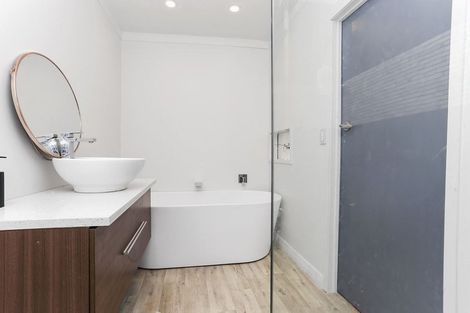 Photo of property in 32 Kashmir Road, Glen Eden, Auckland, 0602