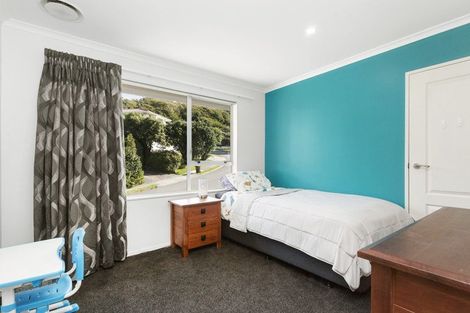 Photo of property in 4 Saint Aidans Way, Tawa, Wellington, 5028