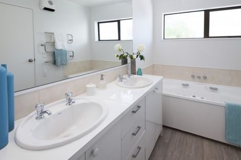 Photo of property in 52a The Parade, Bucklands Beach, Auckland, 2012