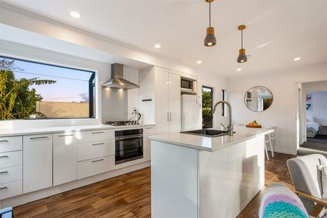 Photo of property in 5 Lowell Place, Massey, Auckland, 0614