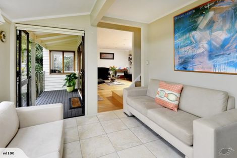 Photo of property in 15 Sunnynook Road, Forrest Hill, Auckland, 0620