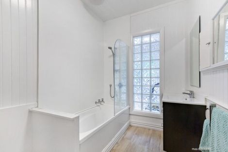 Photo of property in 10 Queens Drive, Kilbirnie, Wellington, 6022
