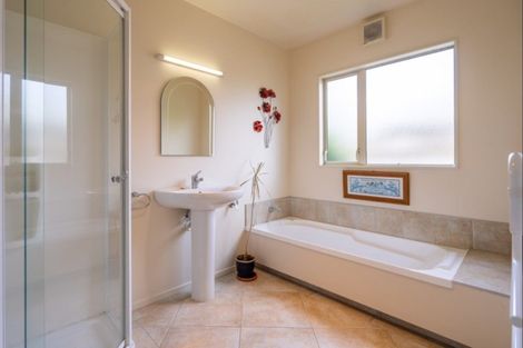 Photo of property in 17 Barrett Drive, Waikanae Beach, Waikanae, 5036