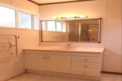 Photo of property in 16 Roberts Road, Te Atatu South, Auckland, 0610