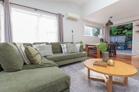 Photo of property in 10 Cotswold Crescent, Newlands, Wellington, 6037