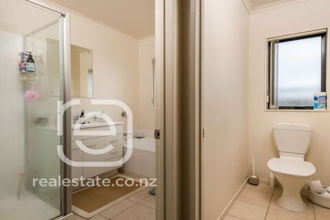 Photo of property in 2 Saralee Drive, Manurewa, Auckland, 2105