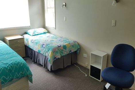 Photo of property in 38 Deverell Place, Northcross, Auckland, 0632