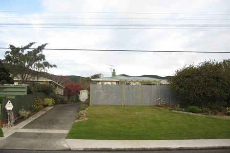 Photo of property in 11 Kaitawa Crescent, Paraparaumu, 5032
