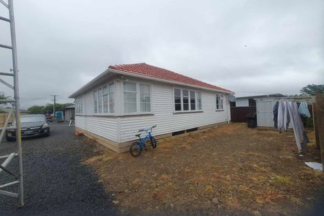 Photo of property in 17 Queenwood Road, Levin, 5510