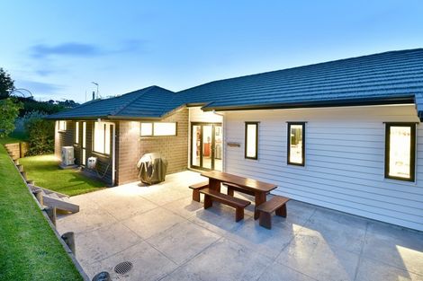 Photo of property in 32 Grovenor Drive, Orewa, 0931