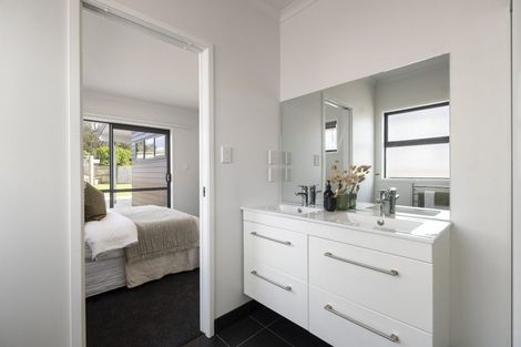 Photo of property in 11 Coutts Way, Fitzherbert, Palmerston North, 4410