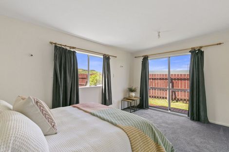 Photo of property in 5b Sunhaven Drive, Newlands, Wellington, 6037