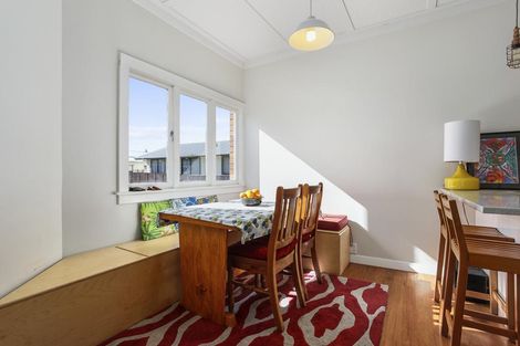 Photo of property in 4 Fruitvale Road, New Lynn, Auckland, 0600