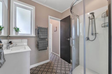 Photo of property in 33 Turakina Street, Merrilands, New Plymouth, 4312