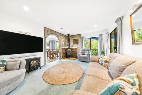 Photo of property in 22 Deverell Place, Northcross, Auckland, 0632