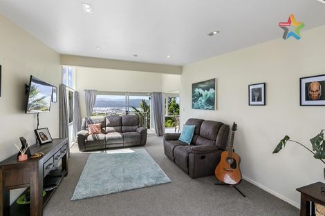 Photo of property in 27 Rakeiora Grove, Korokoro, Lower Hutt, 5012