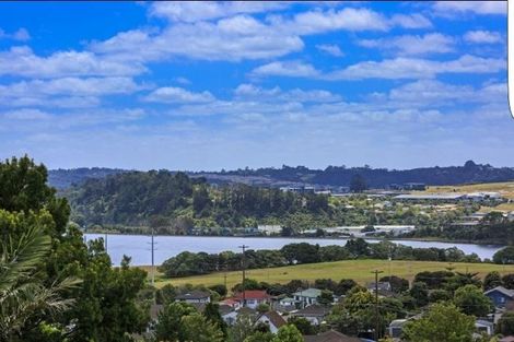 Photo of property in 2/142 Sunset Road, Unsworth Heights, Auckland, 0632