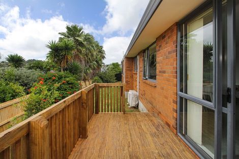 Photo of property in 2 Plumstead Rise, Glen Eden, Auckland, 0602