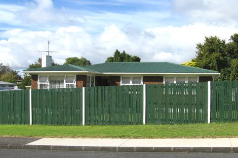Photo of property in 4 Justin Place, Te Atatu Peninsula, Auckland, 0610