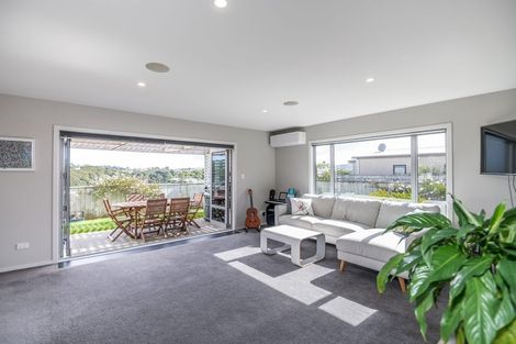 Photo of property in 104 Navigation Drive, Whitby, Porirua, 5024