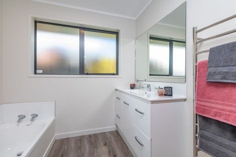 Photo of property in 76 Kapanui Road, Waikanae, 5036