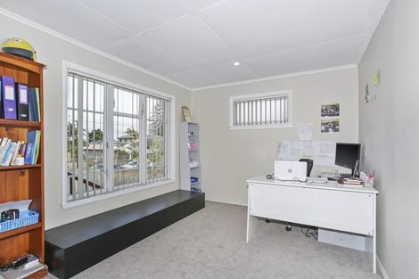 Photo of property in 52 Churchill Avenue, Manurewa, Auckland, 2102