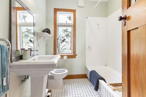 Photo of property in 168 Nevay Road, Karaka Bays, Wellington, 6022