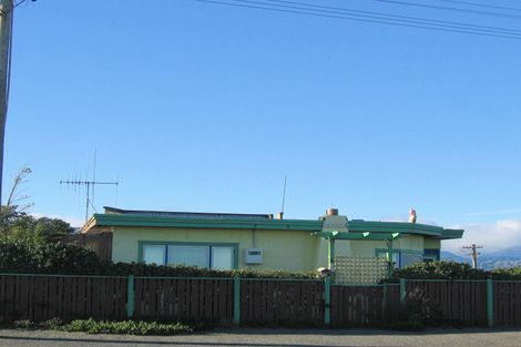 Photo of property in 70 Marine Parade, Otaki Beach, Otaki, 5512