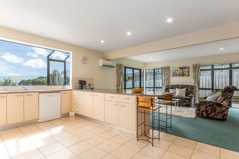 Photo of property in 31 Lanyon Place, Whitby, Porirua, 5024