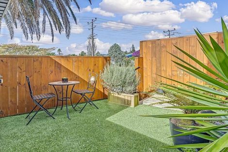 Photo of property in 2/24 Kelwyn Road, Kelston, Auckland, 0602