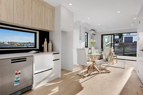 Photo of property in 15 Locket Road, Glenfield, Auckland, 0629