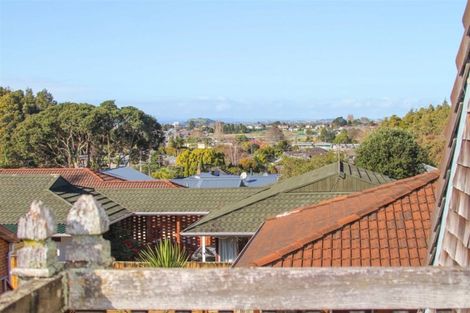 Photo of property in 2/58 Hillcrest Avenue, Hillcrest, Auckland, 0627