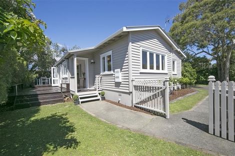 Photo of property in 4 Cleve Road, Green Bay, Auckland, 0604