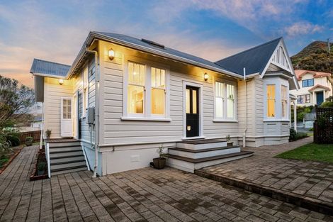 Photo of property in 2 Castlemaine Close, Karori, Wellington, 6012