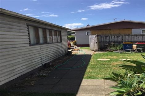 Photo of property in 17 Huruhuru Road, Massey, Auckland, 0614