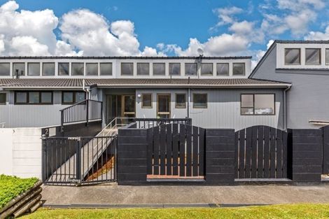 Photo of property in 2/18 Wernham Place, Northcote, Auckland, 0626