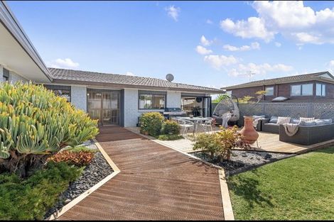 Photo of property in 37 Pigeon Mountain Road, Half Moon Bay, Auckland, 2012