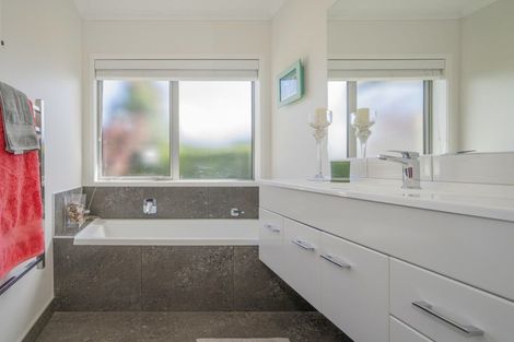 Photo of property in 10 Roseberry Place, Whitianga, 3510