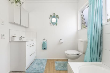 Photo of property in 2/39 Fairmount Road, Titirangi, Auckland, 0604