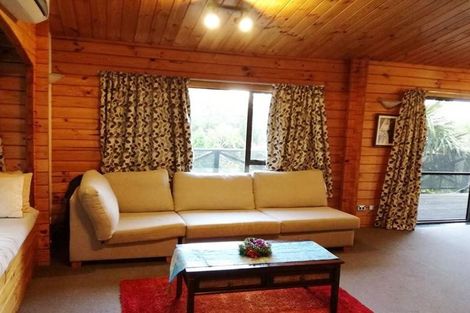 Photo of property in 554 Scenic Drive, Waiatarua, Auckland, 0612