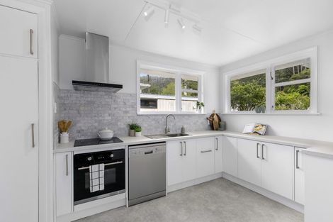 Photo of property in 27 Lees Grove, Wainuiomata, Lower Hutt, 5014