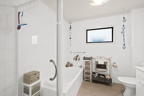 Photo of property in 40 Verdale Circle, Glen Eden, Auckland, 0602